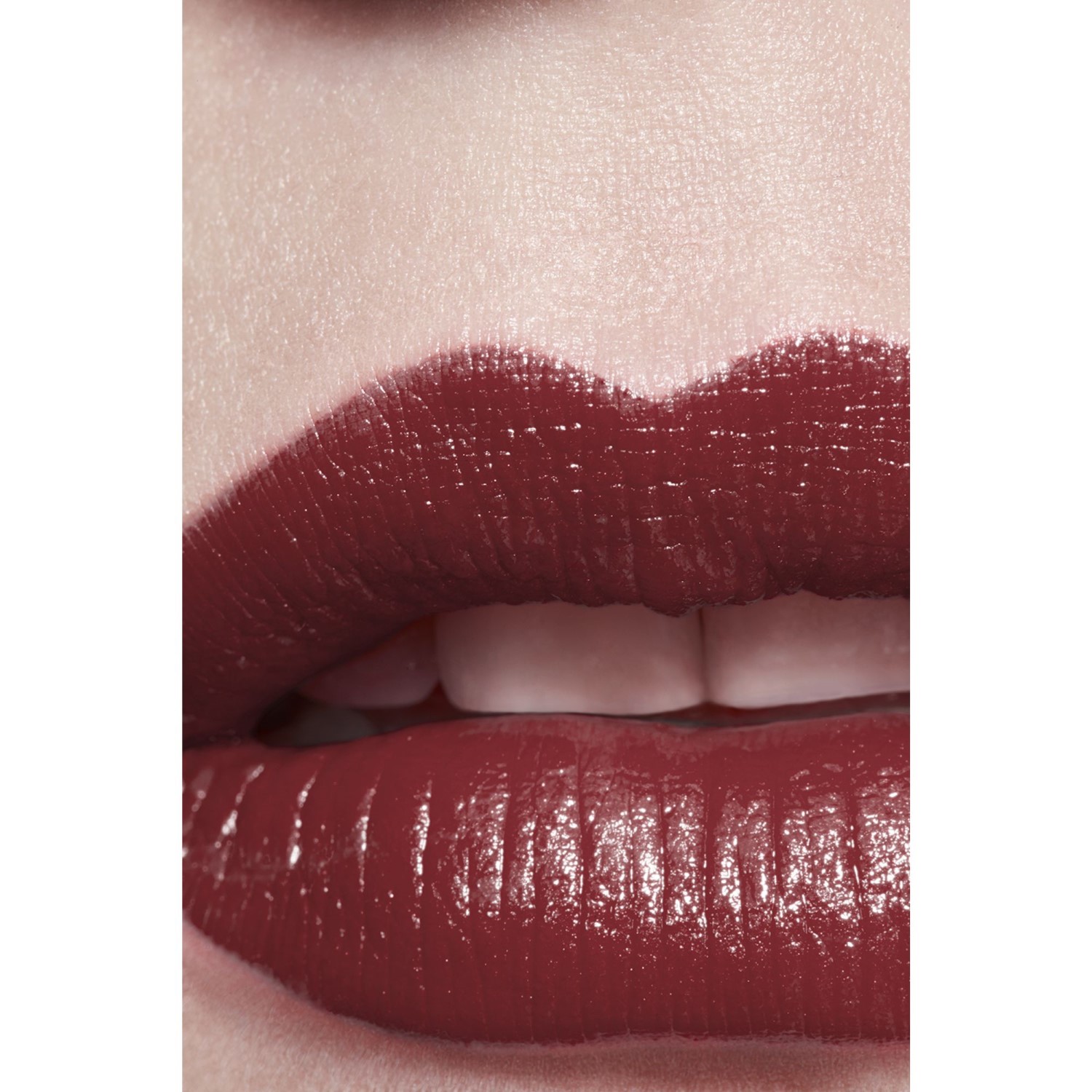 LA BARRA DE LABIOS DE ALTA INTENSIDAD. CONCENTRADO DE LUZ Y TRATAMIENTO. RECARGABLE